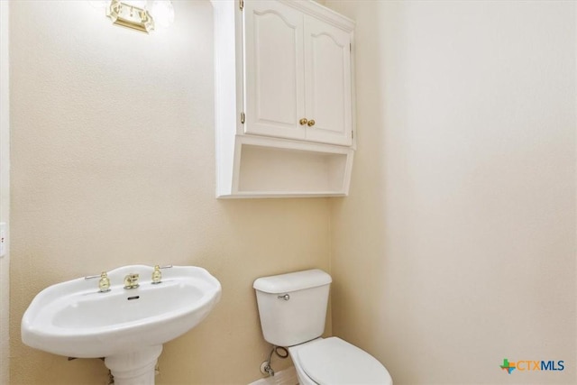 104 Twelve Oaks Dr, Temple, TX 76504 - bathroom with toilet, a sink, and baseboards