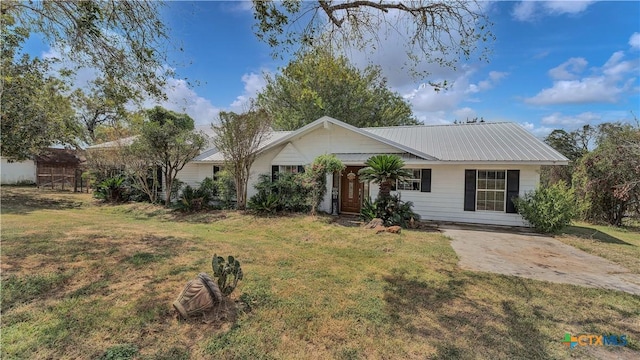 ranch-style house featuring a front lawn