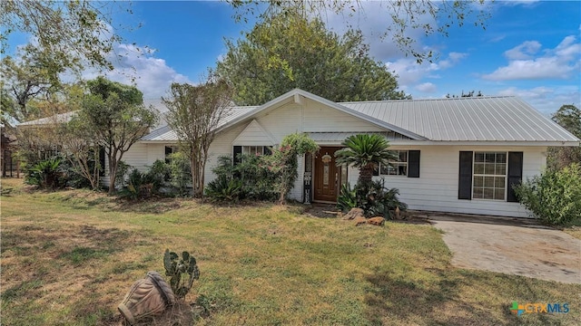 ranch-style house with a front yard