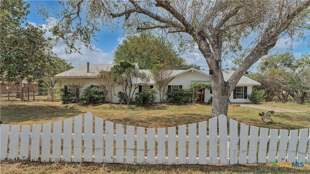 single story home featuring a front yard