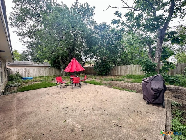 2503 E Mistletoe Ave, Victoria, TX 77901 - fenced backyard featuring a patio area