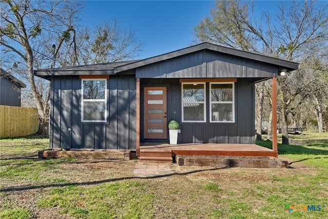 view of front of property featuring fence and a front yard