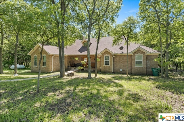 ranch-style house featuring a front yard