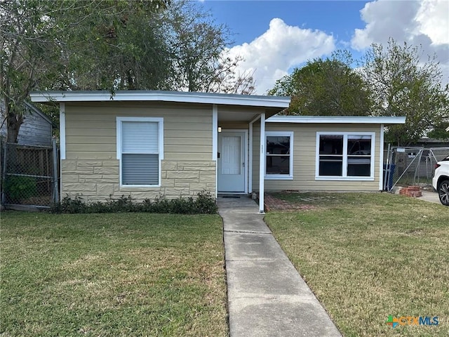 view of front of property with a front yard