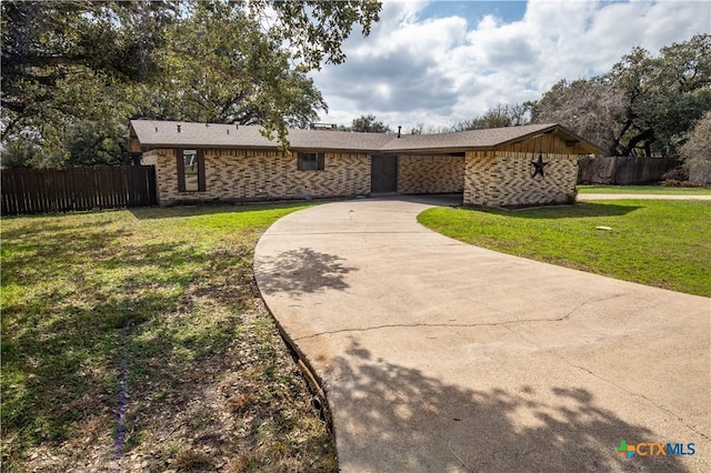 single story home with a front yard