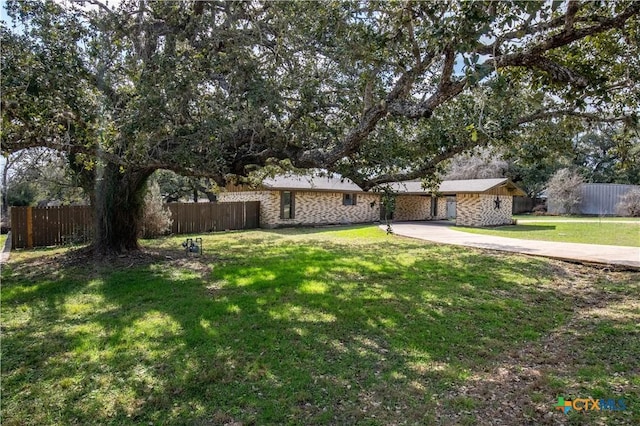 view of front of property featuring a front lawn