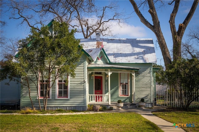 victorian home featuring a front lawn