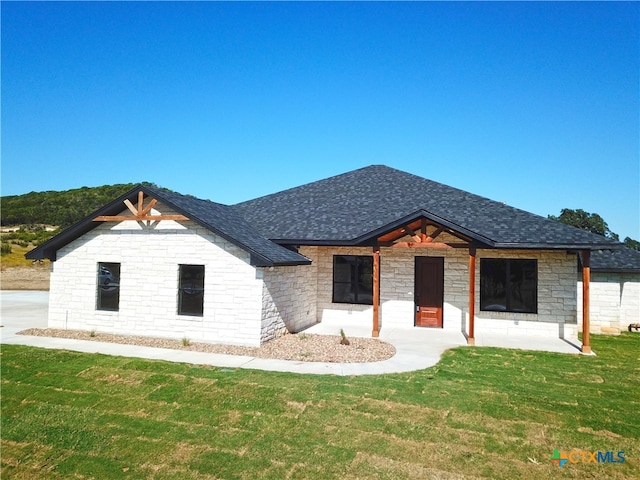 view of front of home featuring a front lawn