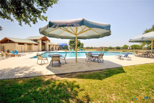 775 Spectrum Dr, New Braunfels, TX 78130 - community pool with a patio