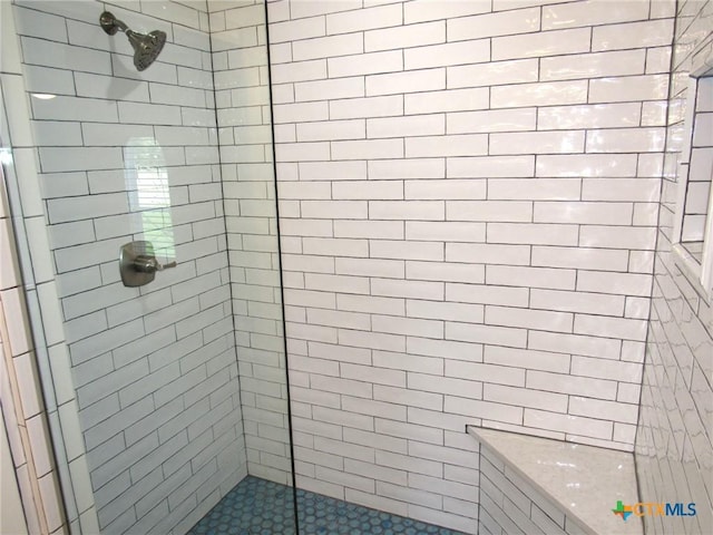 bathroom featuring tiled shower