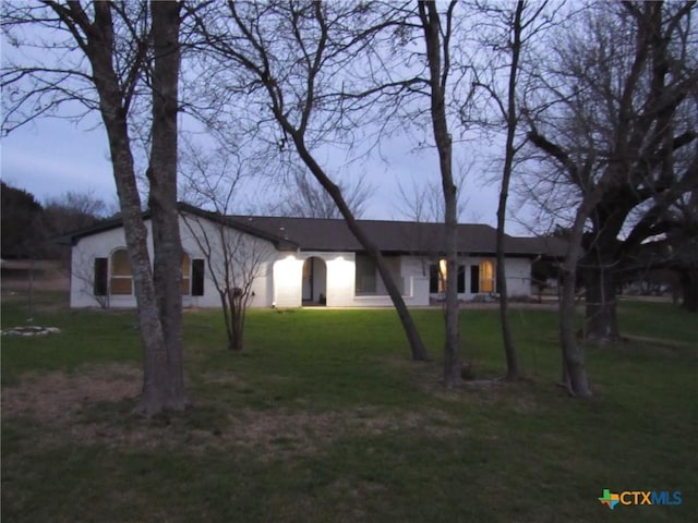 ranch-style house featuring a front lawn