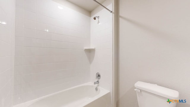 bathroom with toilet and tiled shower / bath