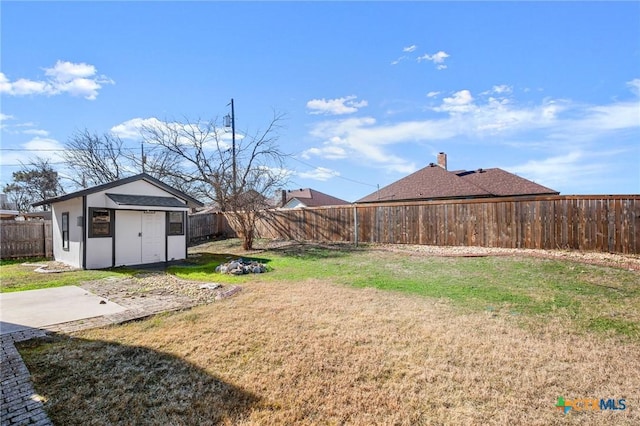 view of yard featuring a storage shed