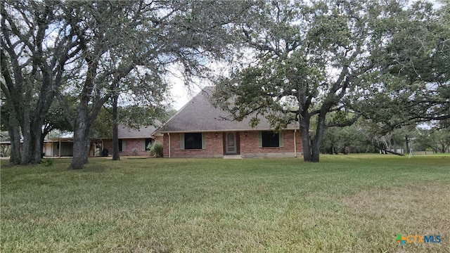 view of front facade with a front yard