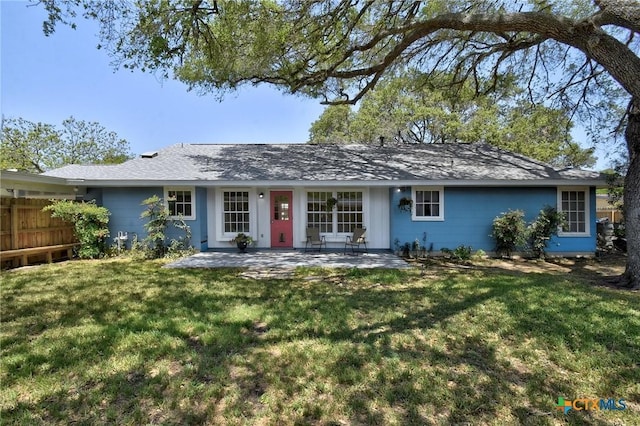 view of front facade with fence and a front lawn