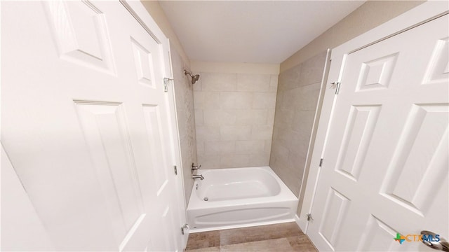 bathroom featuring tiled shower / bath