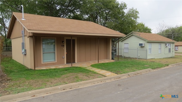 view of front of home featuring a front yard