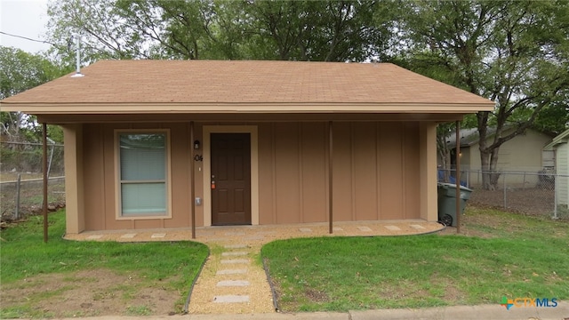 view of front of house with a front lawn