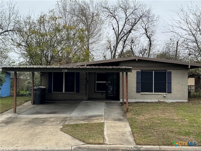 view of front facade featuring a carport and a front yard