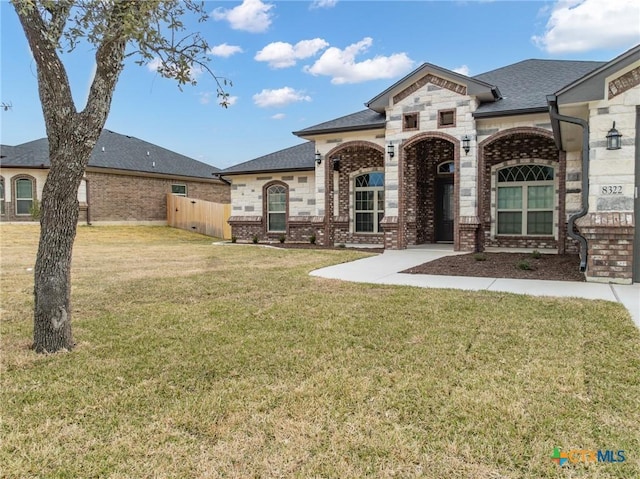 view of front of property featuring a front yard