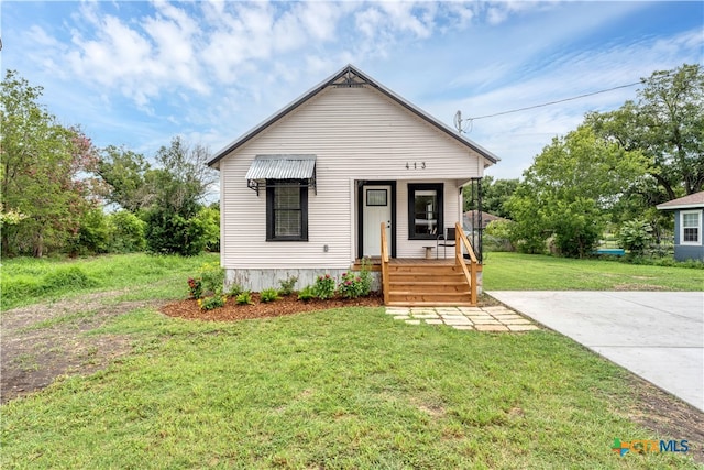 view of front of house featuring covered porch and a front lawn