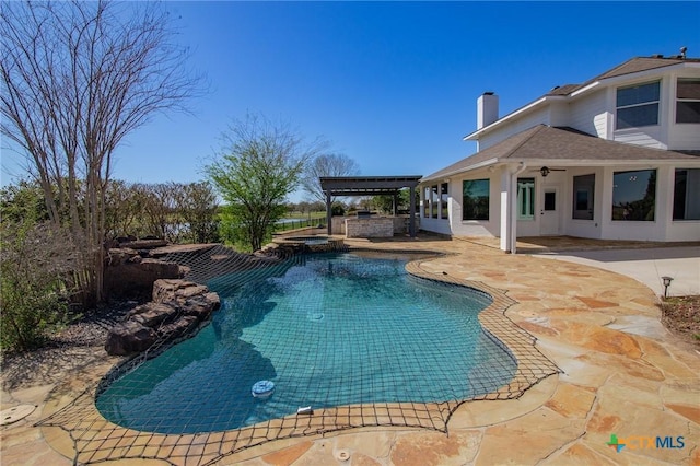 view of pool featuring a patio, a ceiling fan, a pergola, and a pool with connected hot tub