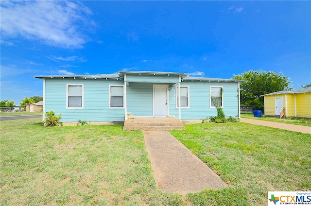 view of front facade with a front yard