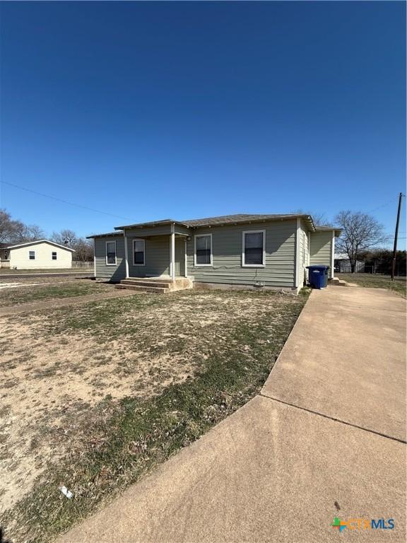 view of front facade featuring concrete driveway