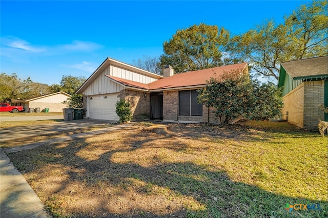 view of front facade featuring a front yard and a garage