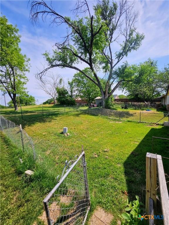 105 E Leon St, Gatesville, TX 76528 - view of yard with fence