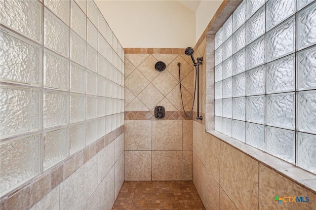 bathroom featuring a tile shower