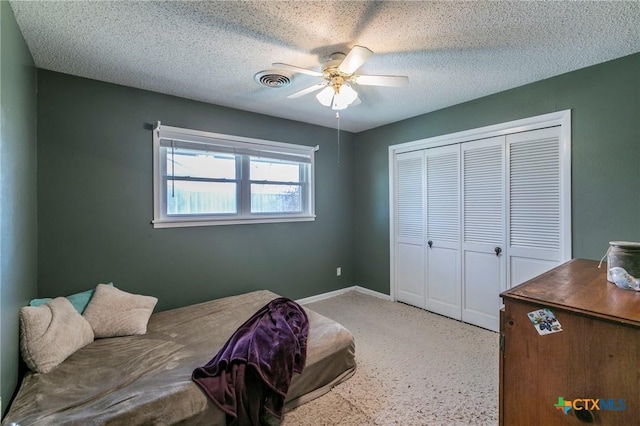 bedroom featuring a textured ceiling, ceiling fan, and a closet