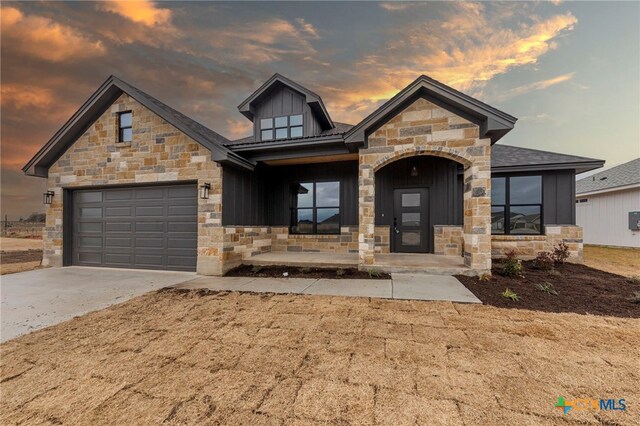 view of front of house featuring a garage and a lawn