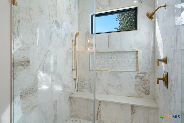 bathroom featuring a tile shower