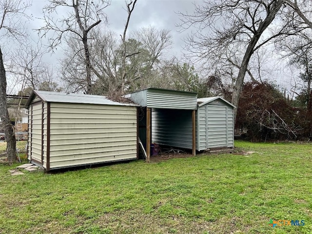 view of outdoor structure with a yard