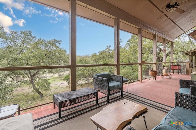 sunroom with ceiling fan