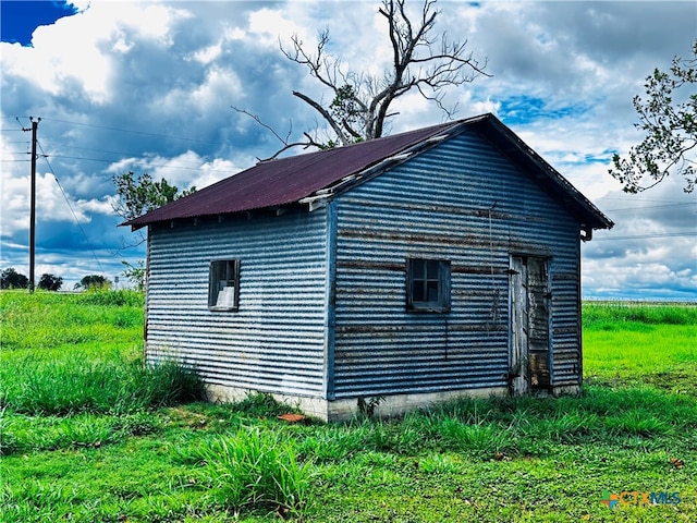 view of side of property with an outbuilding