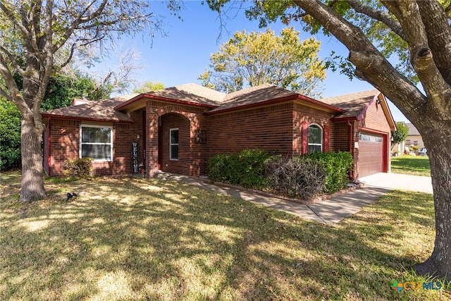 view of front of property featuring a garage and a front yard