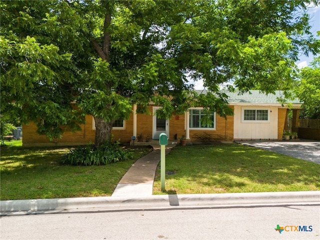 view of front of home featuring a front lawn