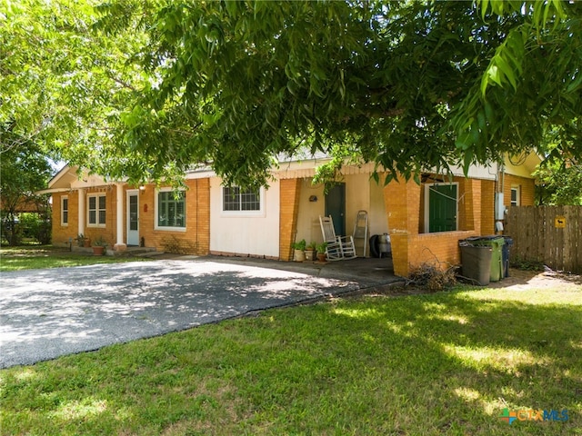 view of front facade with a front lawn