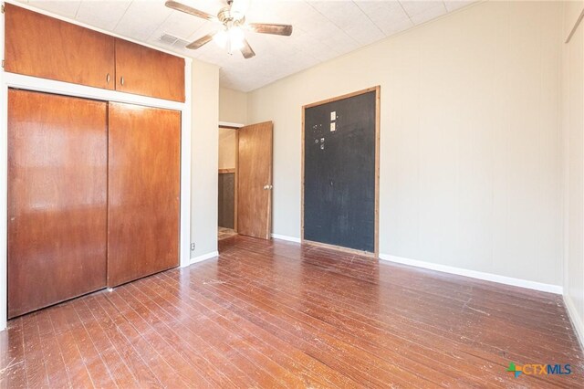 unfurnished bedroom with hardwood / wood-style floors, ceiling fan, and a closet