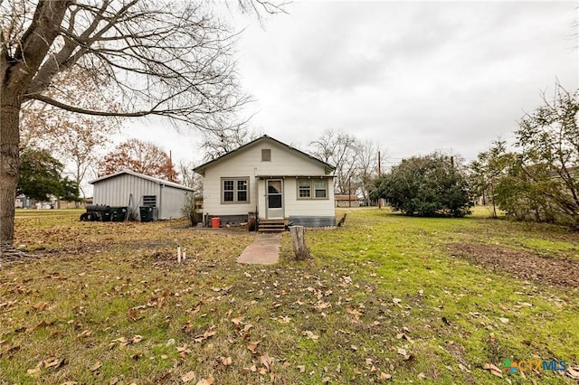 back of house featuring a lawn