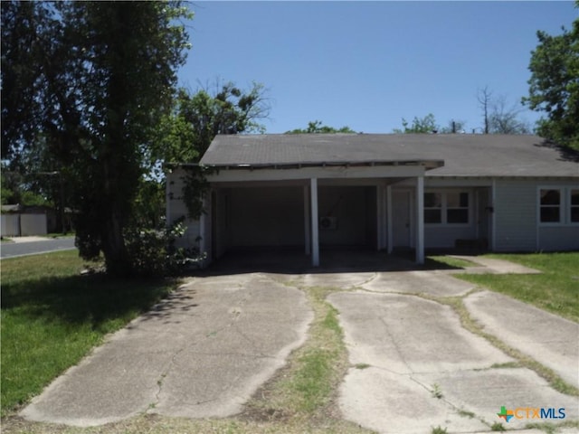 single story home with driveway and a front lawn