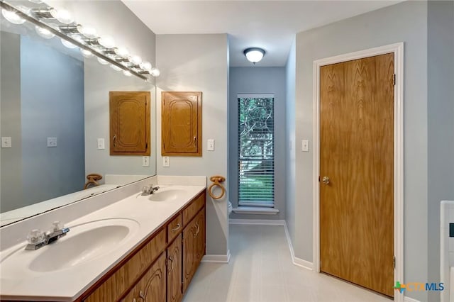 218 Sunset Dr, Victoria, TX 77901 - full bath featuring double vanity and baseboards
