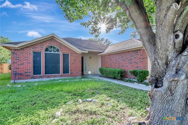 218 Sunset Dr, Victoria, TX 77901 - ranch-style house with brick siding and a front lawn