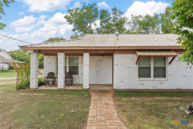 view of front of property featuring a front lawn