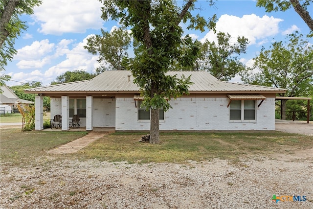 view of front of house featuring a front yard and a carport