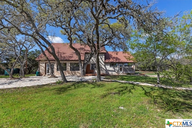 view of front of property featuring a front yard