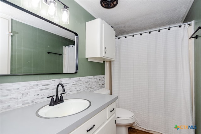 bathroom featuring tasteful backsplash, a textured ceiling, toilet, vanity, and a shower with shower curtain