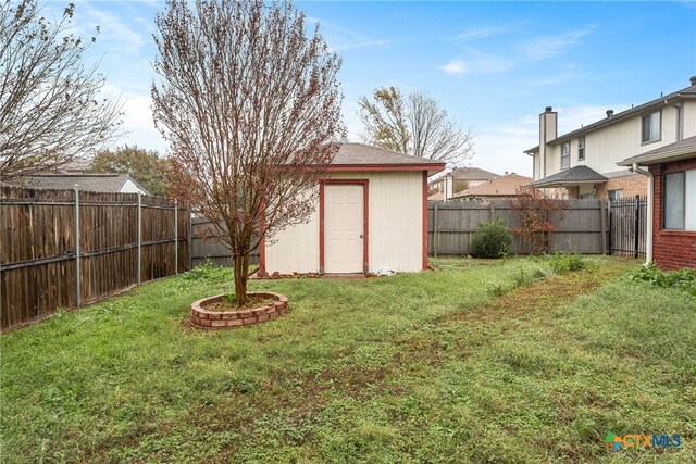 view of yard with a shed